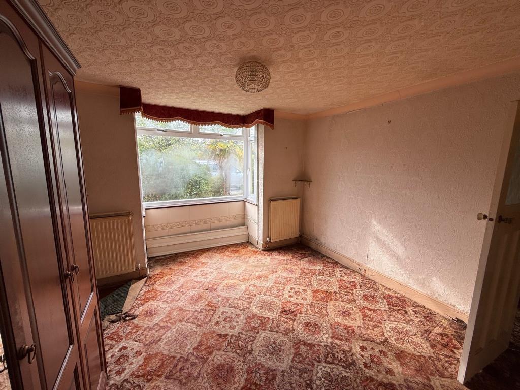 Lot: 115 - BUNGALOW FOR RENOVATION - double bedroom to the side of the property